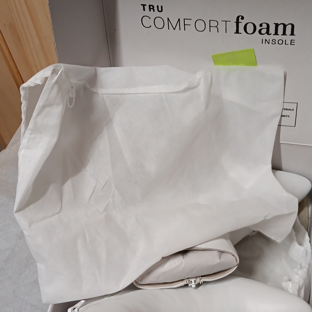 Journee Collection White Ankle Booties with Side Zipper New In Box - Picture 6 of 6